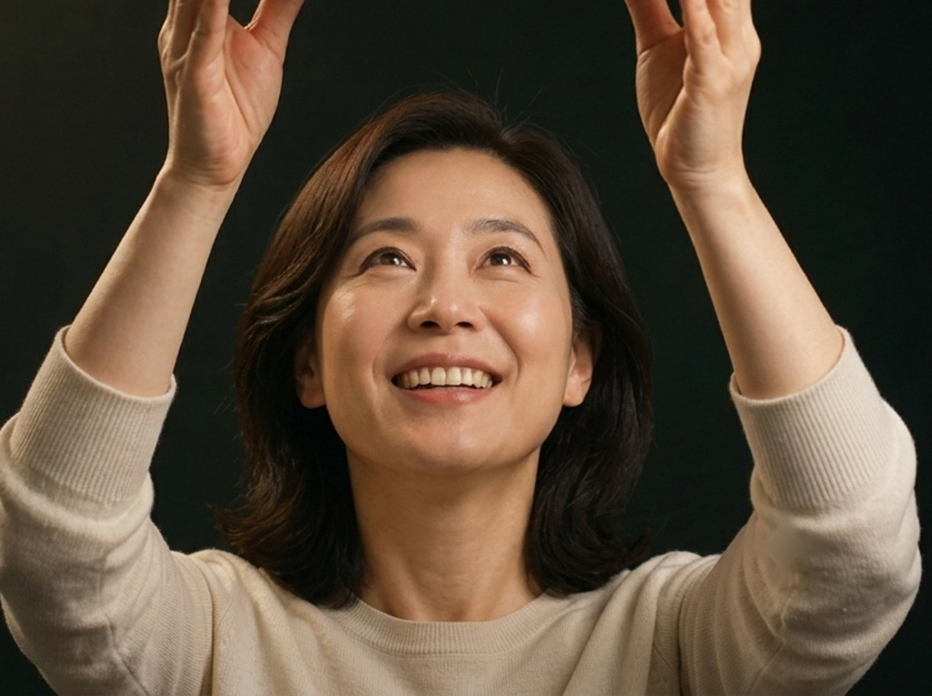 두 손을 들어 제품 상자를 받는 사람